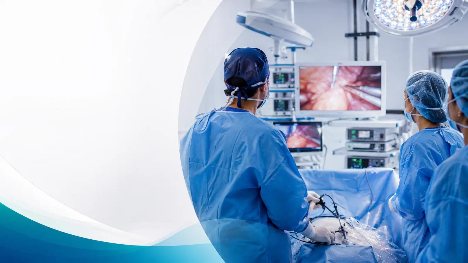 Equipo quirúrgico en quirófano moderno con tecnología médica